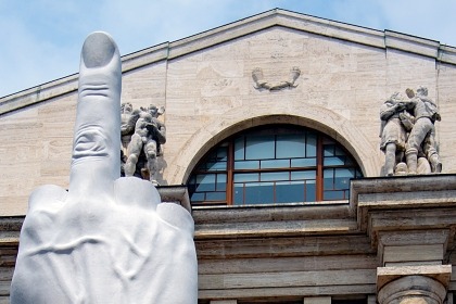 Architektur: Skulptur vor der Mailänder Börse