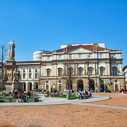 Die Piazza della Scala gehört zu den schönsten Sehenswürdigkeiten Mailands.