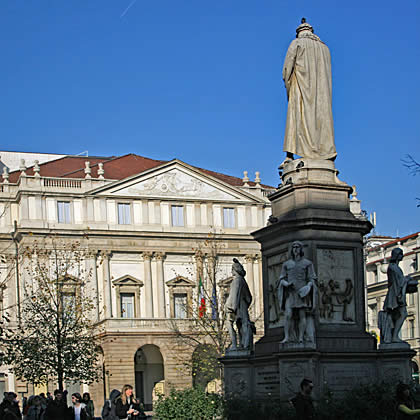 Teatro alla Scala mit Leonardo da Vinci Monument