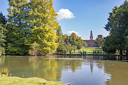 Der Schlosspark Parco Sempione hinter dem Castello Sforzesco