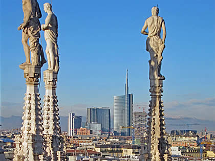 Vom Domdach blickt man über die Skyline Mailands