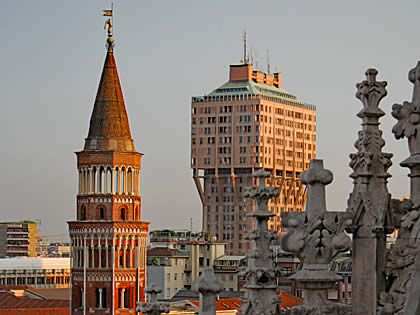 Ein Wahrzeichen ist der Torre Velasca, das erste Hochhaus Mailands.