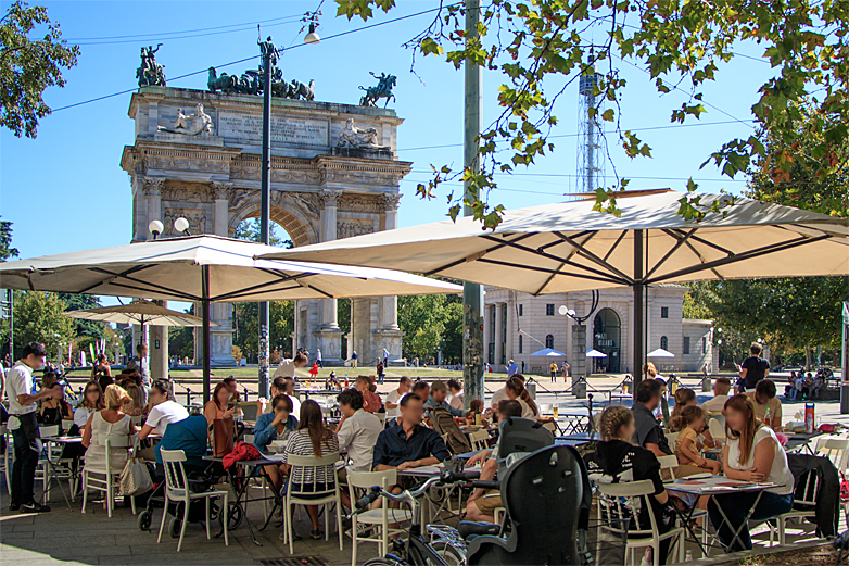 Blick auf den Arco della Pace vom Cafè in Corso Sempione