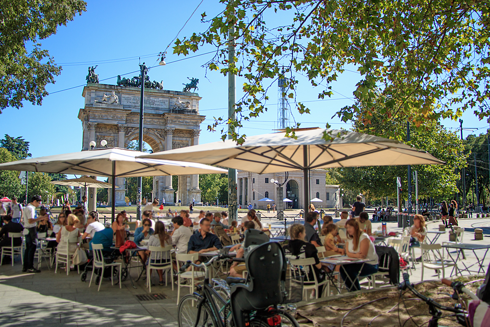 Blick auf den Arco della Pace vom Cafè in Corso Sempione