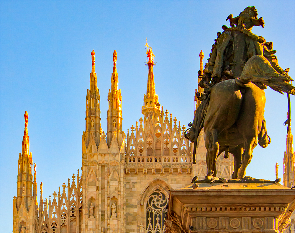 Domplatz mit der Reiterstatue Vittorio Emanuele II