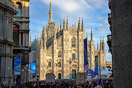 Fassade des Mailänder Doms aus weißem Marmor mit den berühmten Domterrassen
