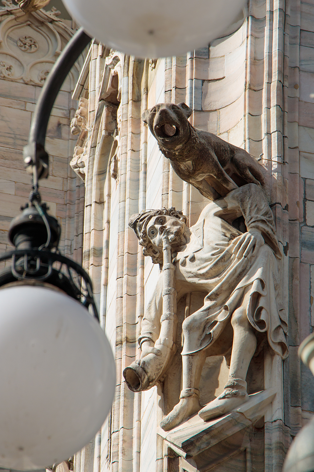 Marmorstatue an der Fassade