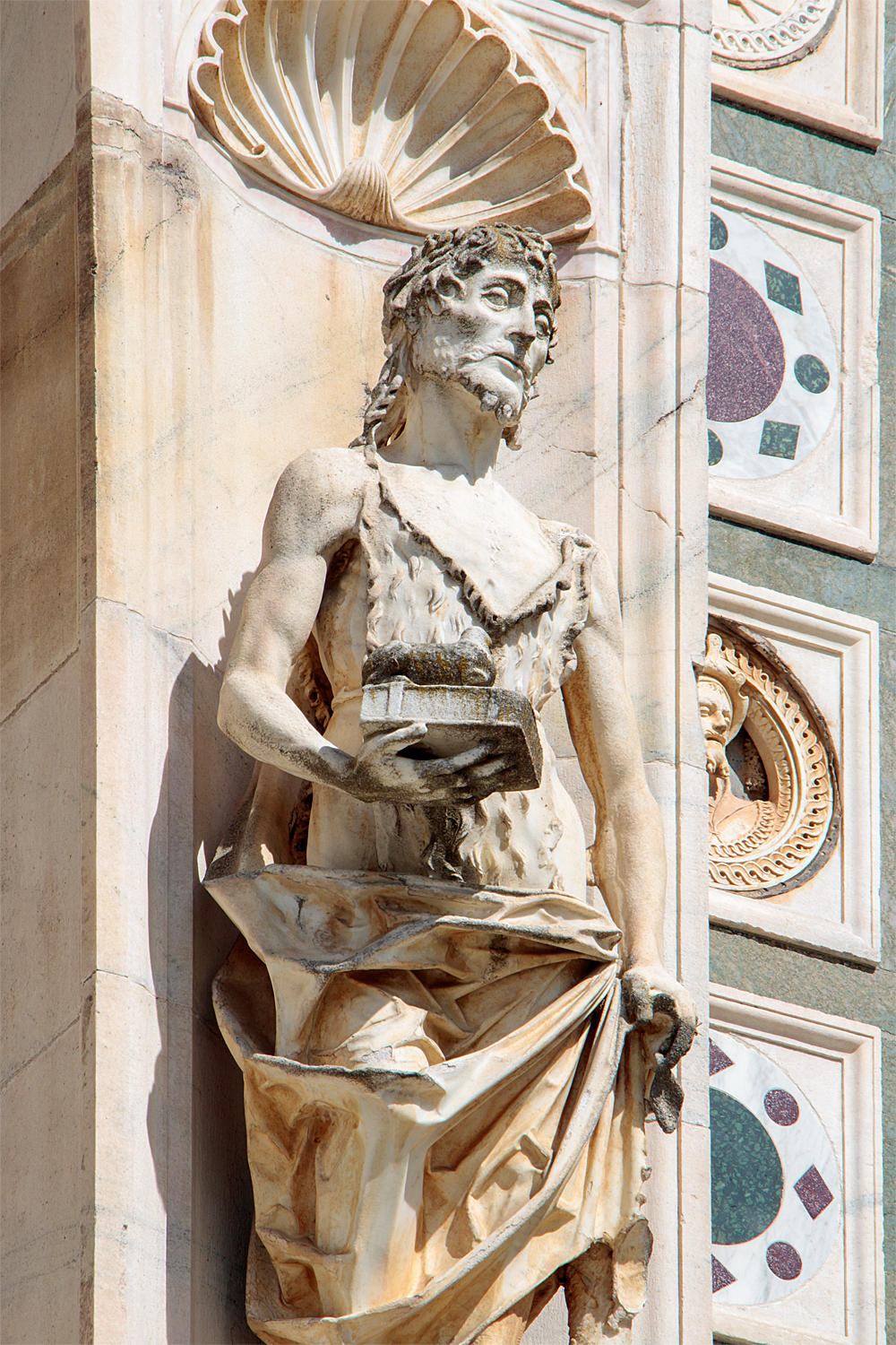 Skulptur an der Fassade