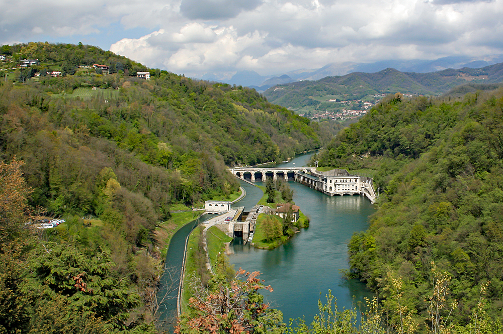 Abzweig des Naviglio vom Fluss Adda bei Paderno