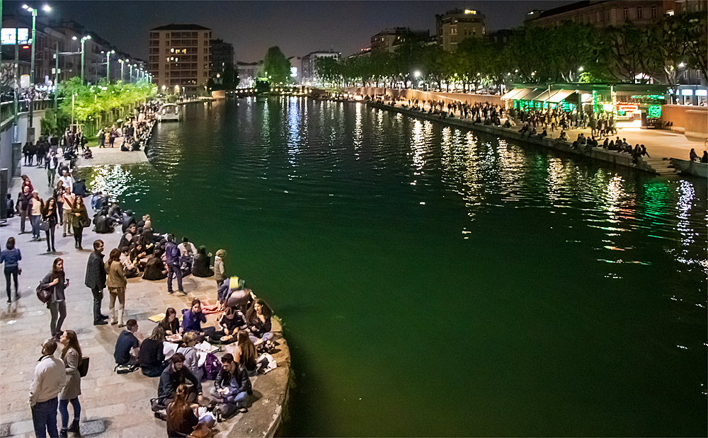 Abendliches Chillen am Hafenbecken Darsena