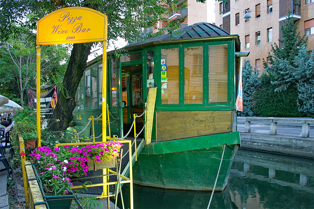 Ehemalige schwimmende Bar auf dem Naviglio