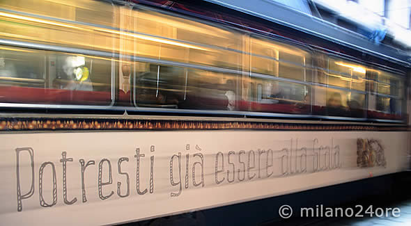 Straßenbahn mit Scala-Werbung